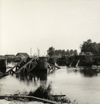 158101 Gezicht op de tijdens de oorlog vernielde spoorbrug over de Donge te Geertruidenberg.